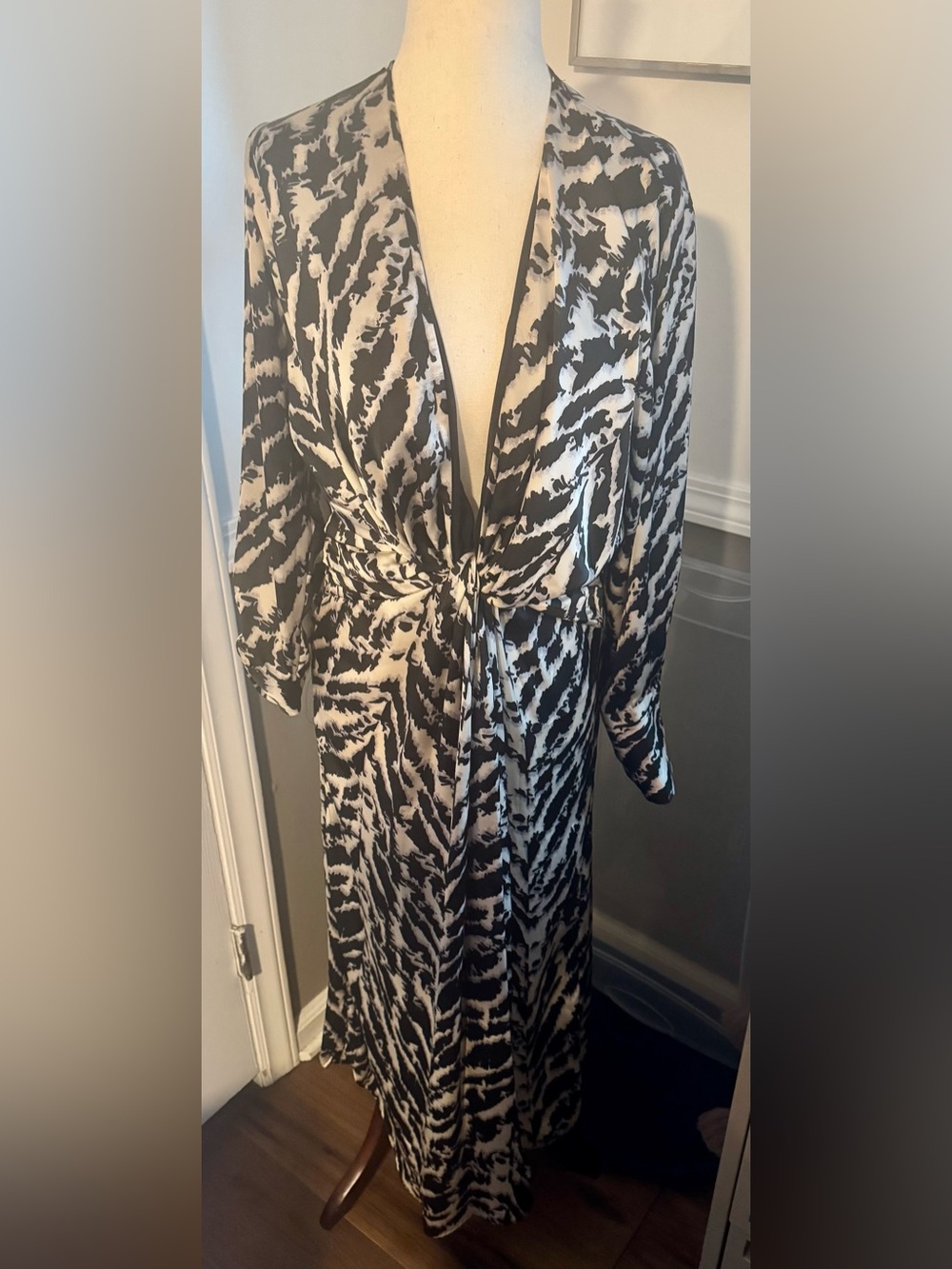 Zara ♥️ Black & White Satin-Effect Animal Print Dress - Picture 4 of 10